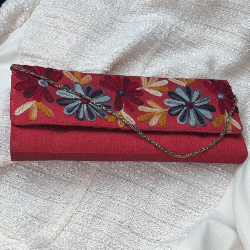 🛑SOLD🛑 Red Floral Embroidered Clutch with Chain Strap - Picture 2 of 11